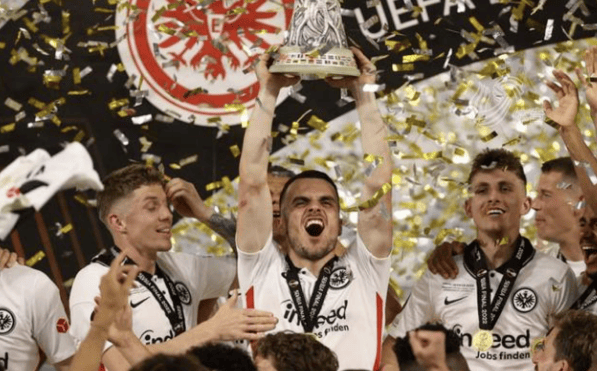 德国杯加时末段走向成谜,法兰克福队长鼓劲,球迷炸锅,控场能力受关注的简单介绍 德国杯加时末段走向成谜,法兰克福队长鼓劲,球迷炸锅,控场能力受关注的简单介绍