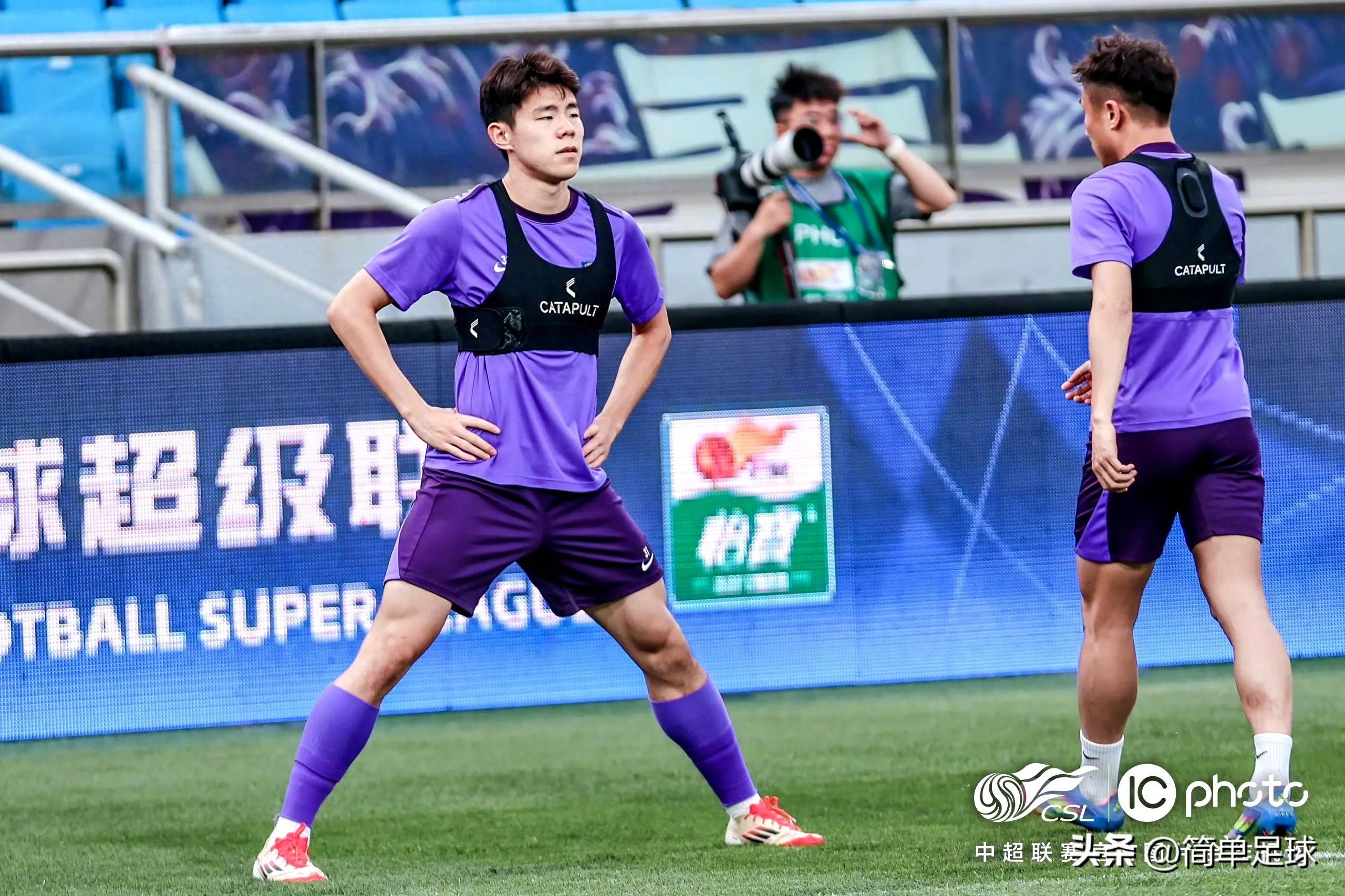 清晨上海申花调整名单以备荷甲,队长鼓劲环节打磨,引发热议,年轻球员得到机会的简单介绍 清晨上海申花调整名单以备荷甲,队长鼓劲环节打磨,引发热议,年轻球员得到机会的简单介绍