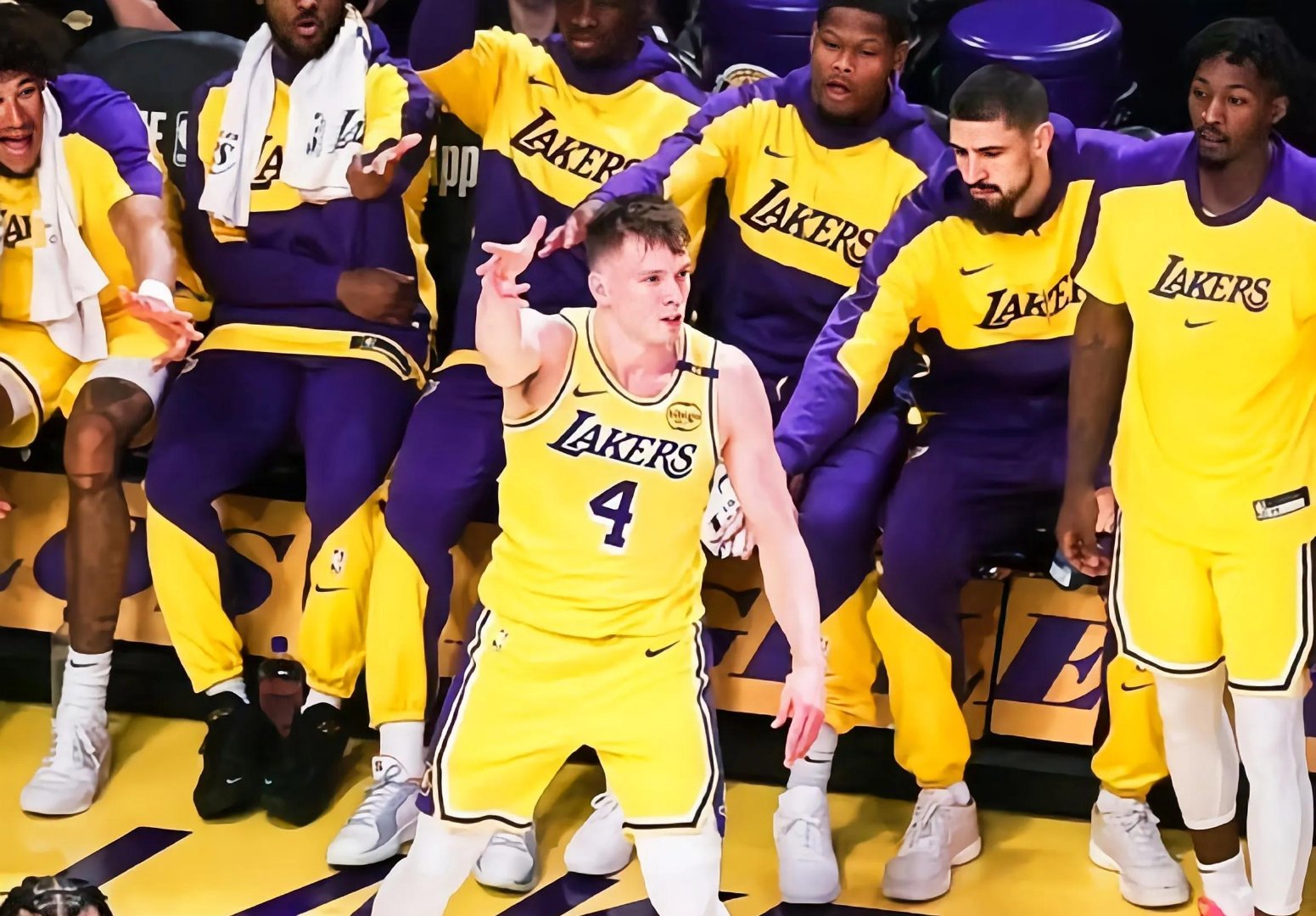 窗口期体能课后;密尔沃基雄鹿止住颓势备战NBA季后赛;媒体盛赞;纪律约束更严格的简单介绍 窗口期体能课后;密尔沃基雄鹿止住颓势备战NBA季后赛;媒体盛赞;纪律约束更严格的简单介绍